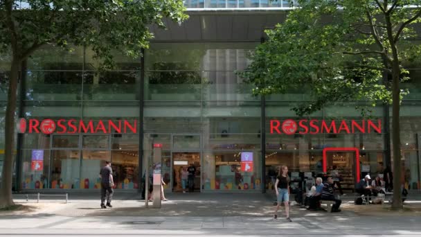 ドイツ ケムニッツ Circa 2022 人々は晴れた夏の日にダウンタウンのRossmann Mall近くを歩く — ストック動画