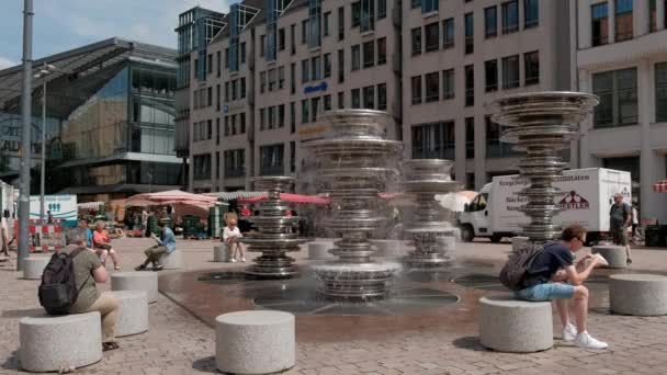Germany Chemnitz Circa 2022 Market Square People Relax New Fountain — Stock Video