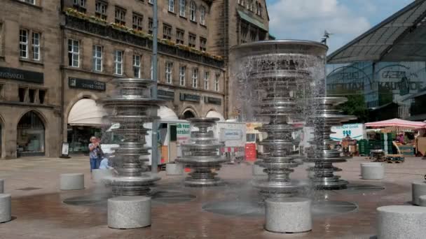 ドイツ ケムニッツ Circa 2022 市場広場 暑い夏の日には 市場広場の新しい噴水の近くでリラックスしてください — ストック動画