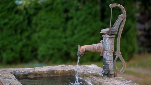 在后院里 一个旧的铸铁手泵水柱配备了一个装饰瀑布喷泉 — 图库视频影像