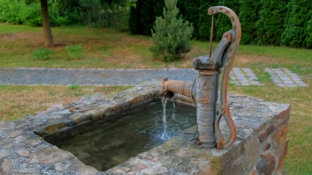 Eine Alte Gusseiserne Handpumpe Wassersäule Ist Für Einen Dekorativen Wasserfallbrunnen — Stockvideo
