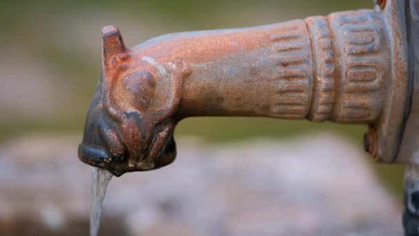 Yakından Akan Suyu Olan Eski Bir Dökme Demir Pompası Sütunu — Stok video