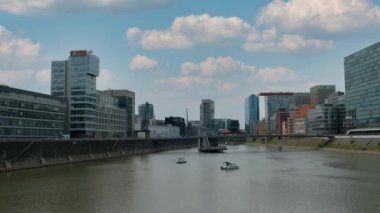 Düsseldorf kentindeki ünlü ve popüler sanayi sonrası hipster bölgesi panoramik görünümü Media Harbor veya Medienhafen 'dir..
