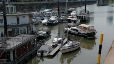 Almanya, DÜZSELDORF, 2022 dolayları. Ren Nehri 'ndeki Media Harbor' da tekneleri ve yatları olan bir marina. Güzel bir yat yelken açmaya hazırlanıyor..