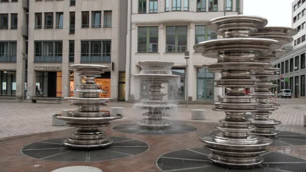 Chemnitz Circa 2022 市场广场新旧市政厅附近的现代四柱不锈钢喷泉 — 图库视频影像