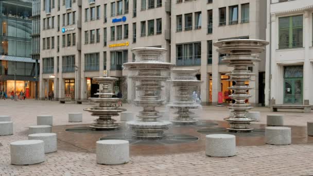 Deutschland Chemnitz 2022 Marktplatz Der Ursprüngliche Moderne Vier Säulen Brunnen — Stockvideo