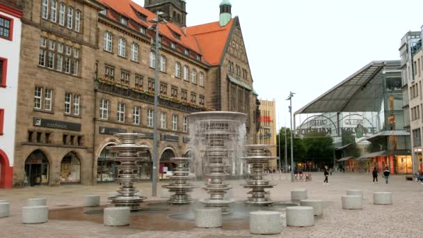 Německo Chemnitz Kolem Roku2022 Tržní Náměstí Původní Moderní Čtyřsloupová Fontána — Stock video