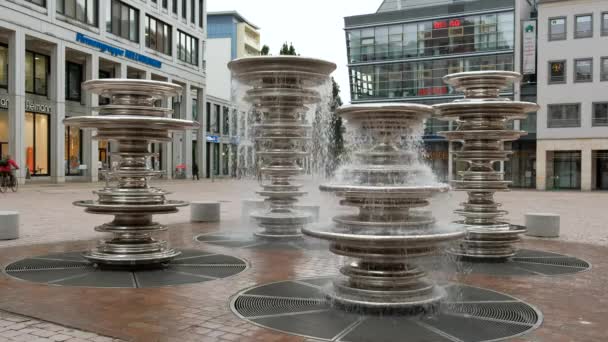 ドイツ ケムニッツ Circa 2022 市場広場 新市役所近くの近代的な4列ステンレス製の噴水 — ストック動画