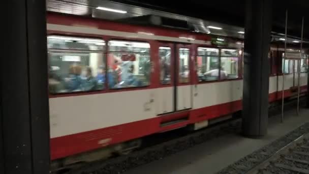 Almanya Düzseldorf 2022 Dolayları Metro Araçları Yeraltındaki Istasyona Varır — Stok video