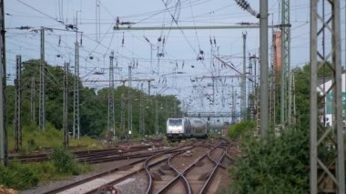 İki katlı arabalı bir yolcu treni Almanya 'daki bir istasyona geliyor..