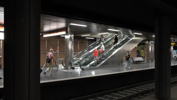 Dusseldorf Circa 2022 사람들은 에스컬레이터 근처에 지하철역 승강장에서 — 비디오