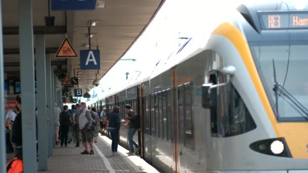 ドイツ ドルトムント Circa 2022 人々は駅で電車の乗用車に入る — ストック動画