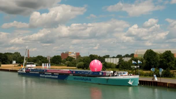 ドイツ ルーディンハウヘン Circa 2022 水路の桟橋に大きなピンクの風船で美しく装飾されたバージ 科学年2022年 — ストック動画