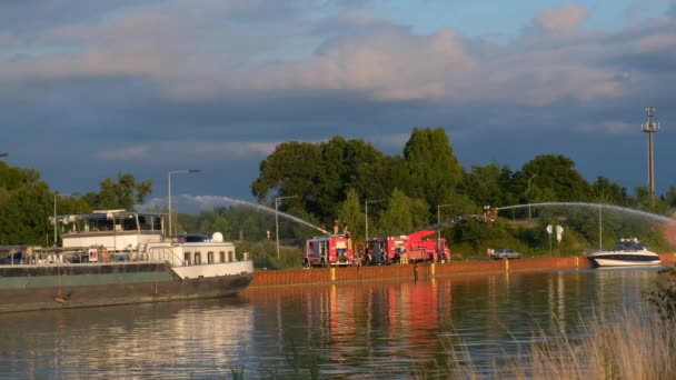 Junge Feuerwehrleute Üben Wasserablassen Ufer Eines Wasserkanals Deutschland — Stockvideo