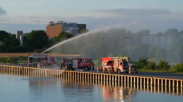 Junge Feuerwehrleute Üben Wasserablassen Ufer Eines Wasserkanals Deutschland — Stockvideo