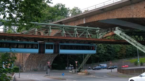 Wuppertal Circa 2022 伍珀塔尔悬架铁路马车在古老的石线高桥的背景下行驶 — 图库视频影像