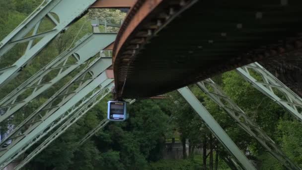 Wuppertal Suspension Railway Koets Rijdt Achtergrond Van Zomer Groene Bomen — Stockvideo