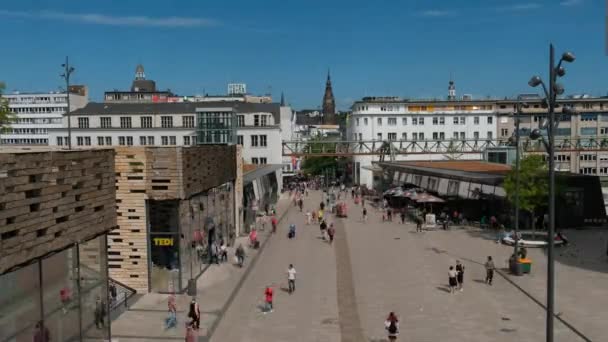 ドイツ Wuppertal Circa 2022 駅の近くの街の中心街 広場の周りをたくさんの人が歩いている 経過時間 — ストック動画