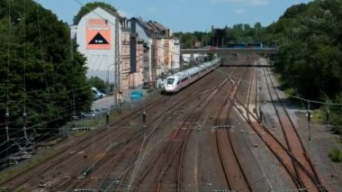 Almanya, Wuppertal, 2022 civarı. ICE - Intercity-Express ailesinin Alman yüksek hızlı elektrikli treni istasyona varıyor. Üst görünüm.