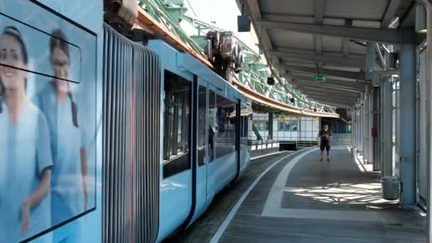 Wuppertal Circa 2022 悬吊单轨铁路的车站 一群人下了车 进入电车 — 图库视频影像