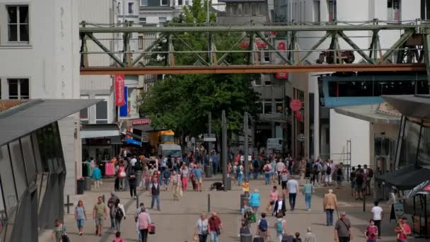 ドイツ Wuppertal Circa 2022 ウパタール サスペンション鉄道 人々は駅の近くの市内中心部を歩く — ストック動画