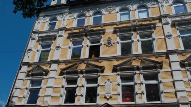 ドイツの高層ビルの異なる色の装飾的なファサード — ストック動画