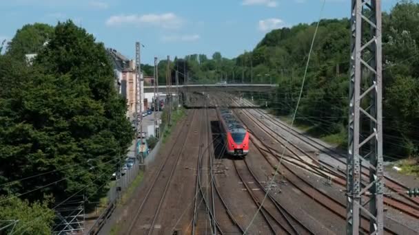 ドイツのヴッパタール駅に到着した赤い旅客列車 上からの眺め — ストック動画