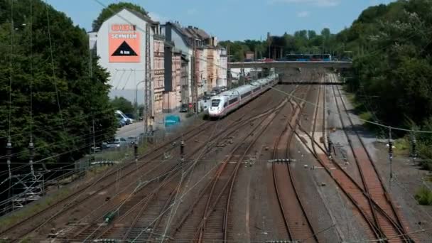 ドイツ Wuppertal Circa 2022 Ice インターシティ エクスプレスファミリーのドイツの高速電気鉄道が駅に到着した トップ表示 — ストック動画
