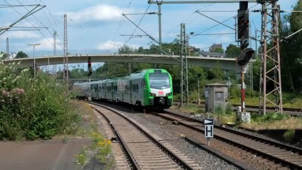 ドイツのヴッパタール駅に到着した旅客列車で橋を背にして — ストック動画