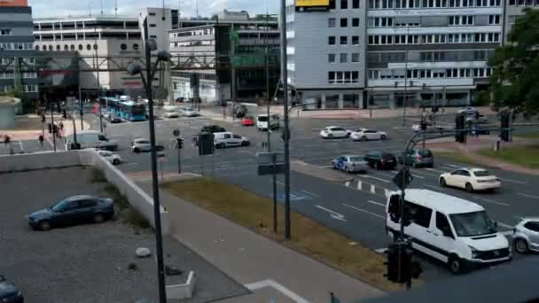 Wuppertal Circa 2022 时间流逝 汽车交通穿过市中心的一个大交叉口 — 图库视频影像