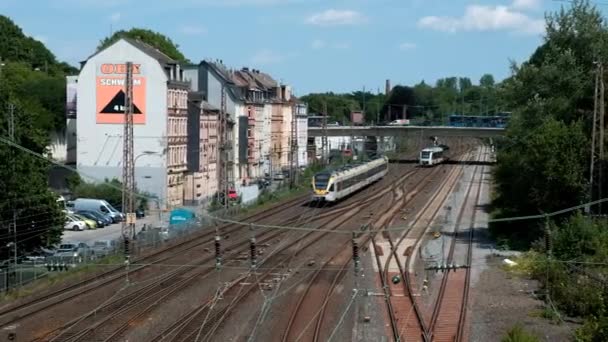 ドイツ Wuppertal Circa 2022 Wuppertal Oberbarmen駅での地域旅客列車の到着と出発 上からの眺め — ストック動画