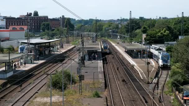 Ankomst Ett Regionalt Persontåg Till Stationen Wuppertal Oberbarmen Utsikt Ovanifrån — Stockvideo