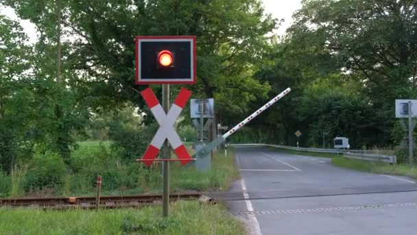 Красный Свет Снижение Барьера Железнодорожном Переходе Германии — стоковое видео