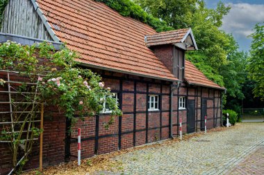 Almanya 'da kırmızı kiremitli tuğla bina.