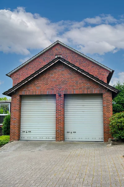 Edificio Ladrillo Rojo Con Dos Puertas Garaje Alemania — Foto de Stock