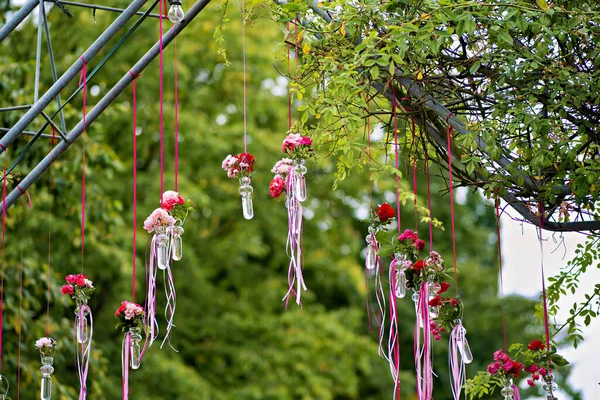 Букет Розовых Цветов Маленьких Стеклянных Вазах Висящих Ряд Фонарном Столбе — стоковое фото