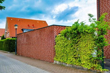 Almanya 'daki apartmanın yanındaki tuğla garaj..