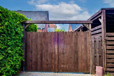 Evin önündeki ahşap kapı, Almanya 'nın arka planında mavi gökyüzü..