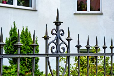 Almanya 'da arka planda evi olan metal çitleri kapatın..