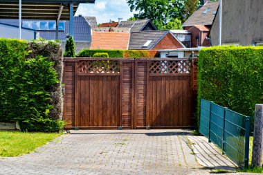 Almanya 'nın yerleşim alanındaki evlerin önündeki ahşap kapı..