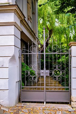 Almanya 'ya giden tuğladan geçitli evin kapalı metal kale girişi..