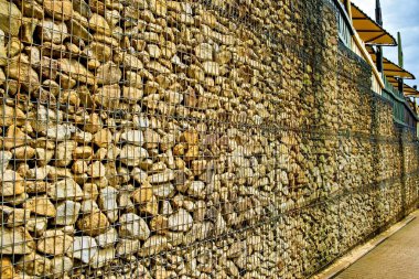 Almanya 'da kayaların etrafını çitlerle çeviren taş duvarı kapatın..