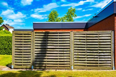 Evin önündeki ahşap çitin arkasında Almanya 'da mavi gökyüzü var..