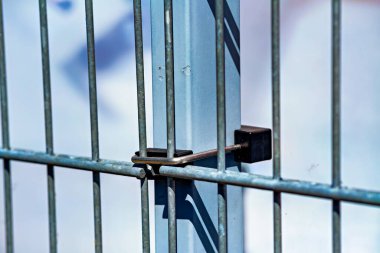 Metal çitin üzerine monte edilmiş yakın plan. .