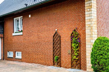 Beyaz pencereli kırmızı tuğla bina ve Almanya 'da dekoratif kafes.