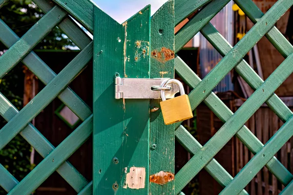 德国的绿色大门上有挂锁和黄色挂锁 — 图库照片