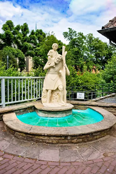 在德国 喷泉是一个肩负着孩子的男人的宗教雕像 — 图库照片
