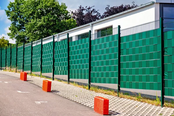 德国的一个绿色篱笆 中间有一条砖路和橙色的盒子 免版税图库照片
