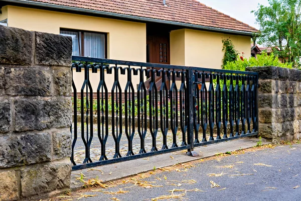 德国一座房子前面有石柱的黑色铁门 图库图片