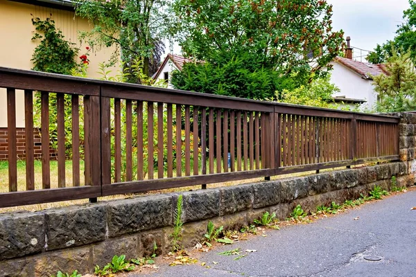 Egy Utca Egy Barna Kerítéssel Szélén Németországban Jogdíjmentes Stock Képek